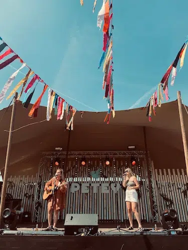 Optreden blending vocals bij Petey