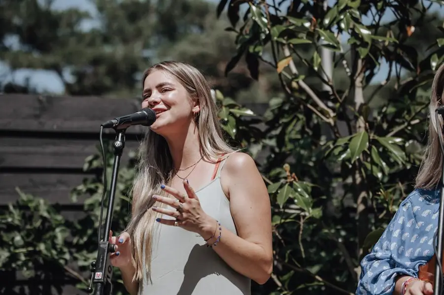 Hannah solo zang blending vocals